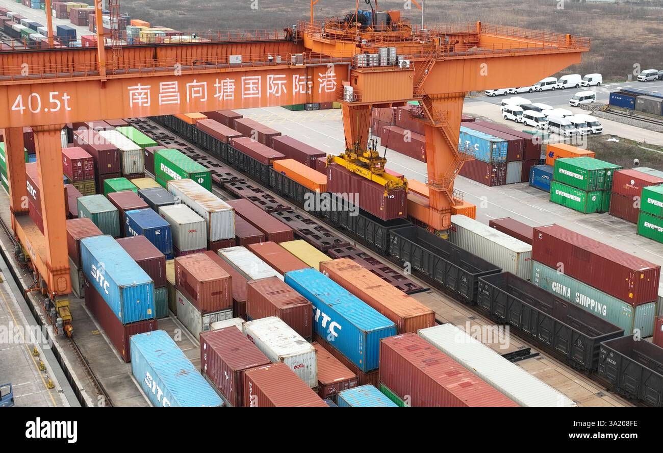 NANCHANG, CHINE - 6 MARS 2025 - Une grue portique soulève des conteneurs chargés de pièces automobiles pour l'exportation au port sec international de Nanchang à Nanchang Banque D'Images