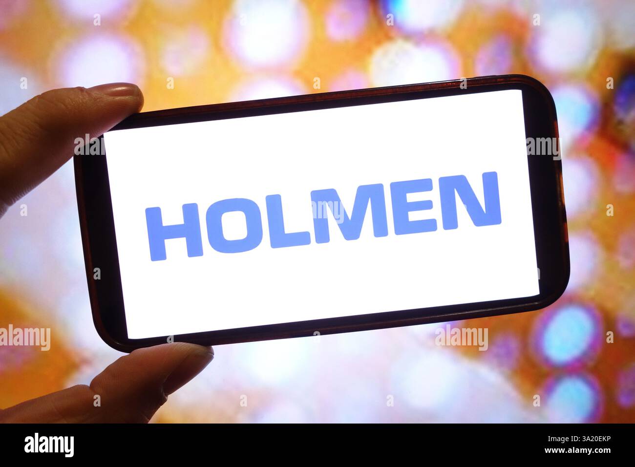 Pologne. 8 mars 2025. Dans cette illustration photo, le logo de la société Holmen AB est affiché sur un écran de smartphone. (Crédit image : © Piotr SWAT/SOPA images via ZUMA Press Wire) USAGE ÉDITORIAL SEULEMENT! Non destiné à UN USAGE commercial ! Banque D'Images