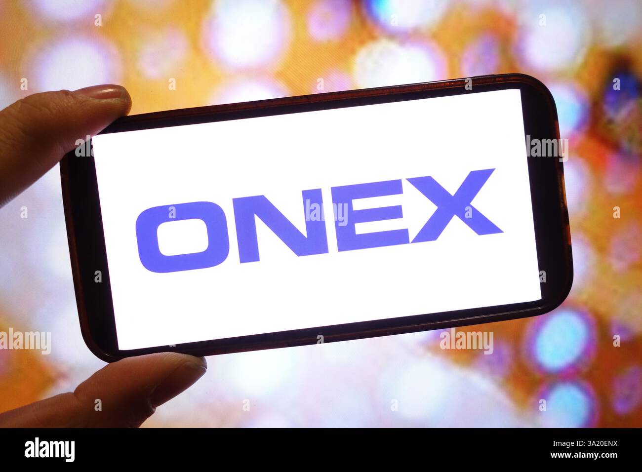 Pologne. 8 mars 2025. Dans cette illustration photo, le logo de la société Onex Corporation est affiché sur l'écran d'un téléphone intelligent. (Crédit image : © Piotr SWAT/SOPA images via ZUMA Press Wire) USAGE ÉDITORIAL SEULEMENT! Non destiné à UN USAGE commercial ! Banque D'Images