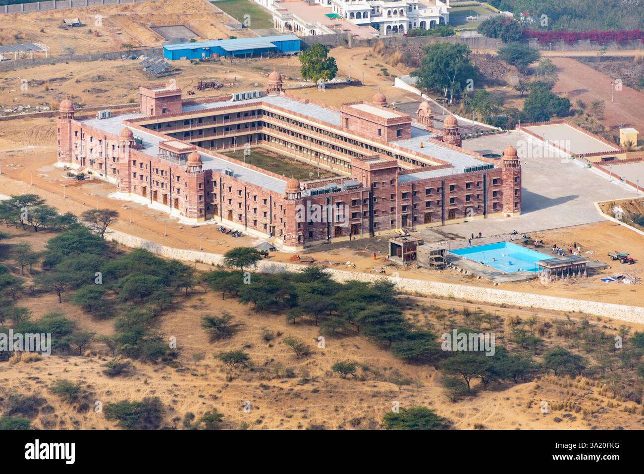 Vue aérienne captivante d'un développement hôtelier à Pushkar, Rajasthan, Inde, 28 janvier 2028 Banque D'Images