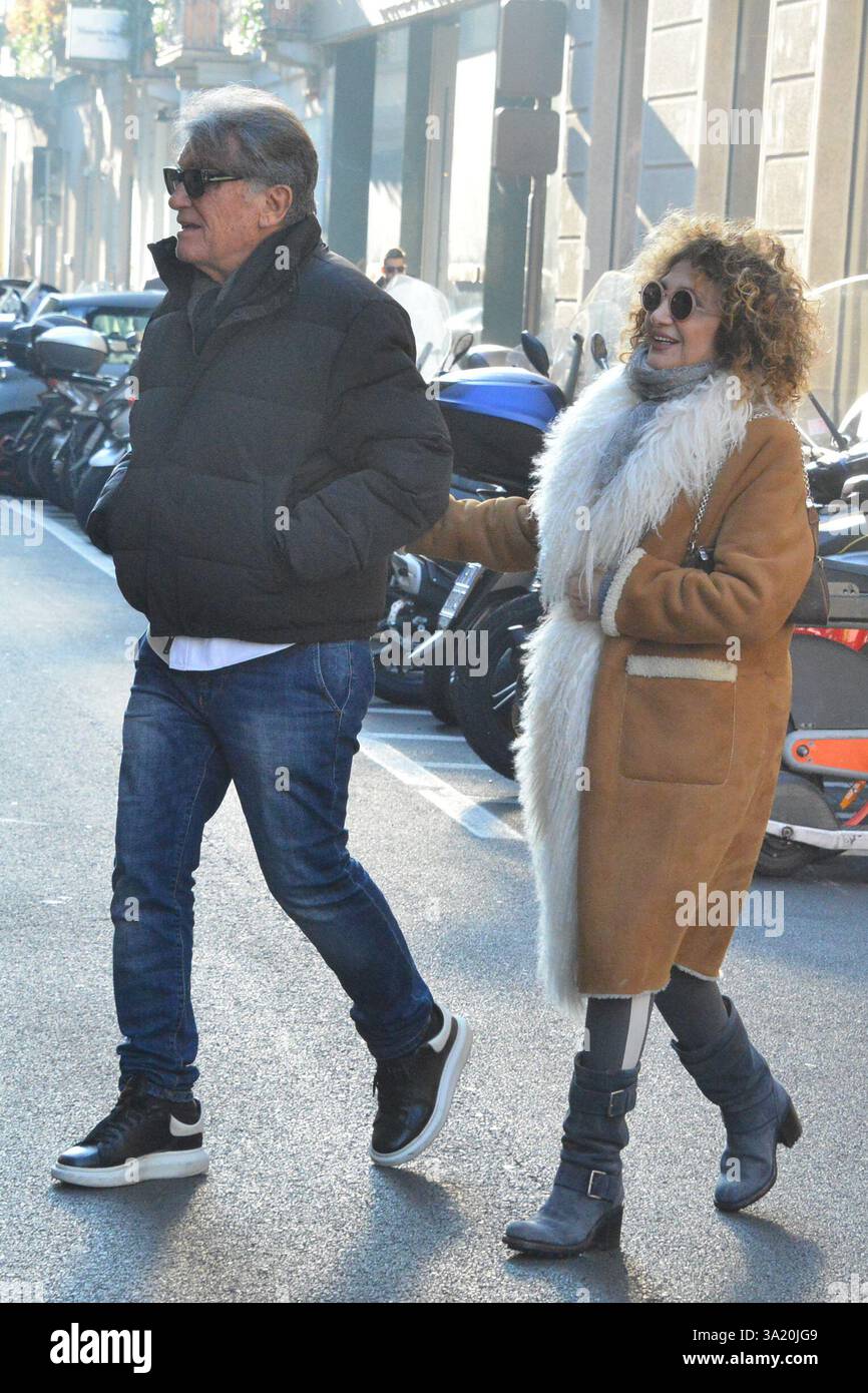 Milan, . 11 mars 2025. Claudio Mangiarotti copyright Milan-se préparer pour le prochain SANREMO, Marcella Bella avec son mari Mario Merello avec le mariage il y a 36 ans, déjeuner au restaurant DE PORTRAITS et faire du shopping à DOLCE&GABBANA archive Ph Claudio Mangiarotti crédit : Agence photo indépendante / Alamy Live News Banque D'Images