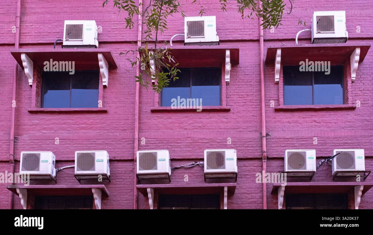 Unités AC sur un bâtiment à Dhaka, Bangladesh Banque D'Images