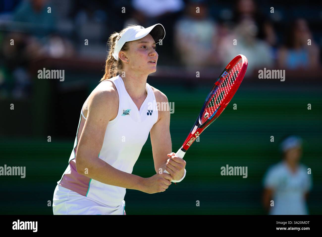 INDIAN WELLS, CALIFORNIE - 09 MARS : Elena Rybakina du Kazakhstan se prépare à jouer contre Katie Boulter de Grande-Bretagne dans son match de troisième ronde lors de l'Open BNP Paribas au Indian Wells Tennis Garden le 9 mars 2025 à Indian Wells, Californie. (Photo de Mauricio Paiz) Banque D'Images