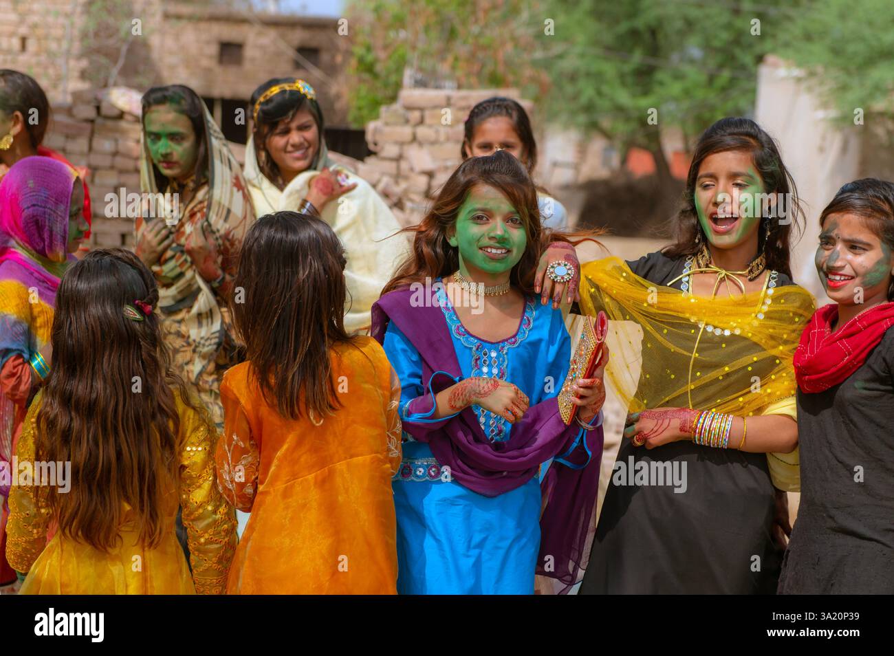 Holi est un festival hindou populaire et important célébré sous le nom de Festival des couleurs, de l'amour et du printemps. Banque D'Images