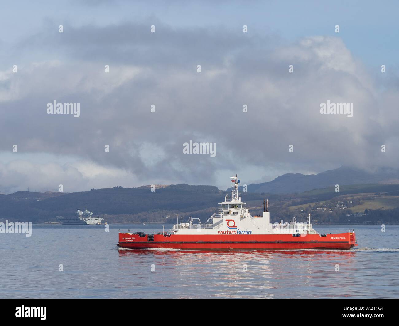 WESTERN Ferries car ferry 'Sound of Seil' navigue de Gourock à Dunoon, en Écosse. Porte-avions Prince of Wales derrière naviguant jusqu'au Loch long. Banque D'Images