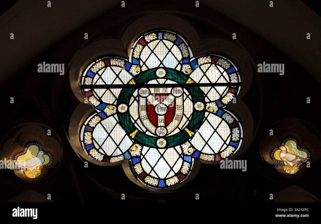 Vitrail - Dieu le Père, Dieu le fils et Dieu le Saint-esprit. Formule trinitaire. St Carannog, Llangrannog. Cardiganshire. Pays de Galles, Royaume-Uni Banque D'Images