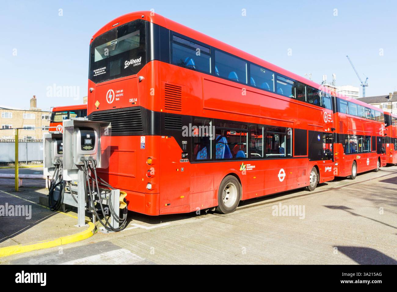 Recharge des autobus électriques au garage Waterloo. En 2016, il est devenu le premier garage de bus entièrement électrique de Londres. Banque D'Images