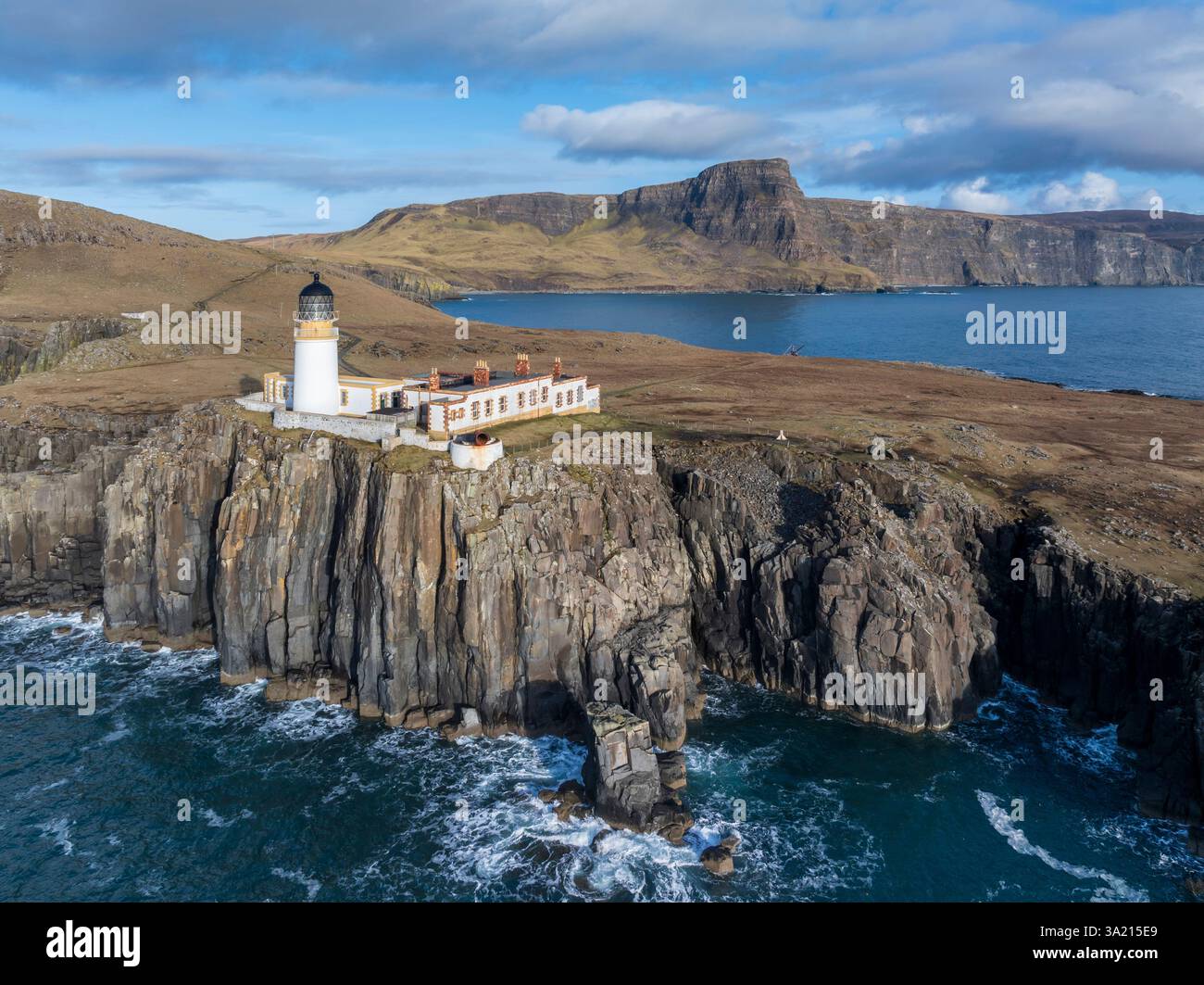 Vue aérienne du phare de Neist point sur l'île de Skye, en Écosse. Hiver (février) 2025. Banque D'Images