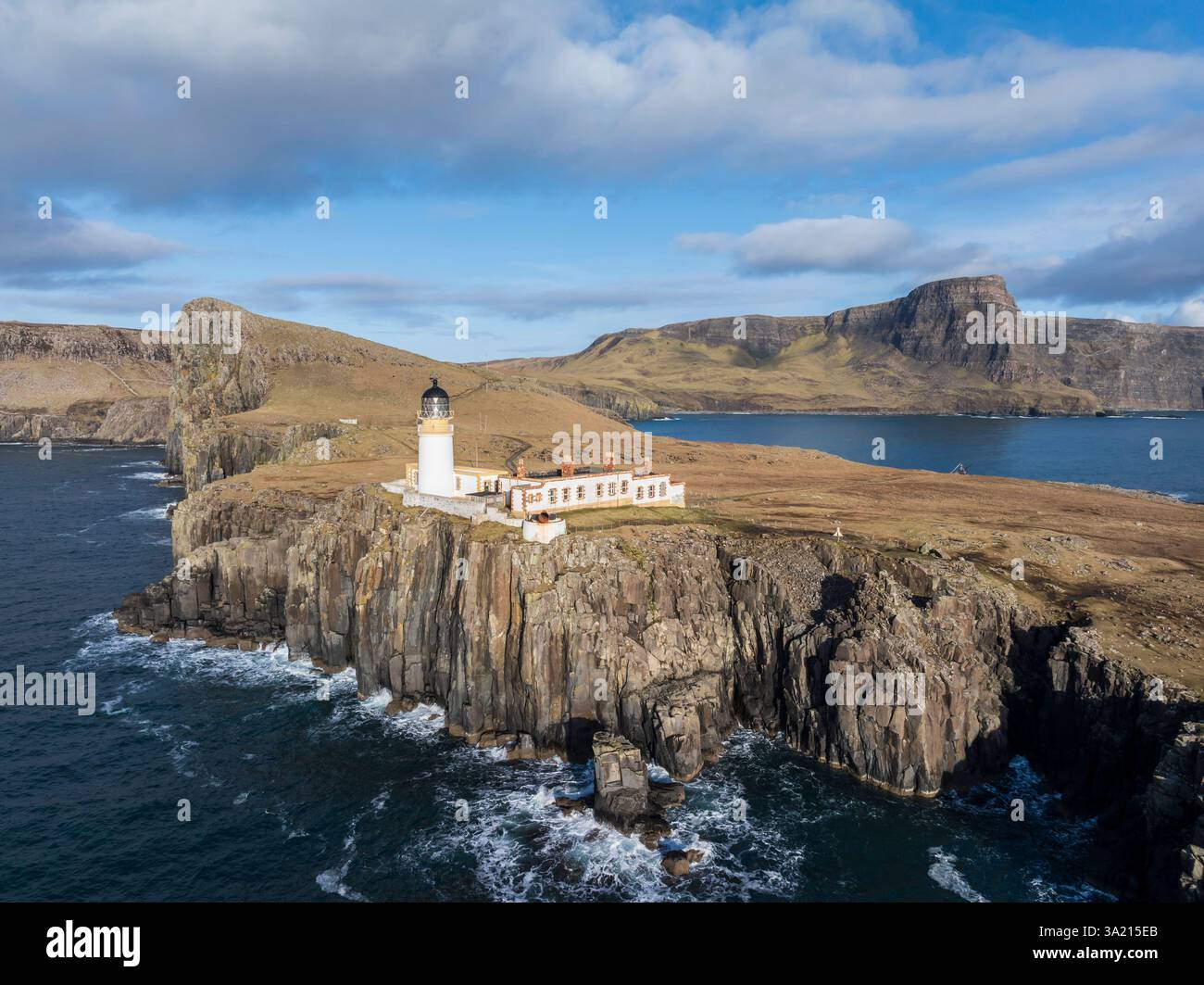Vue aérienne du phare de Neist point sur l'île de Skye, en Écosse. Hiver (février) 2025. Banque D'Images
