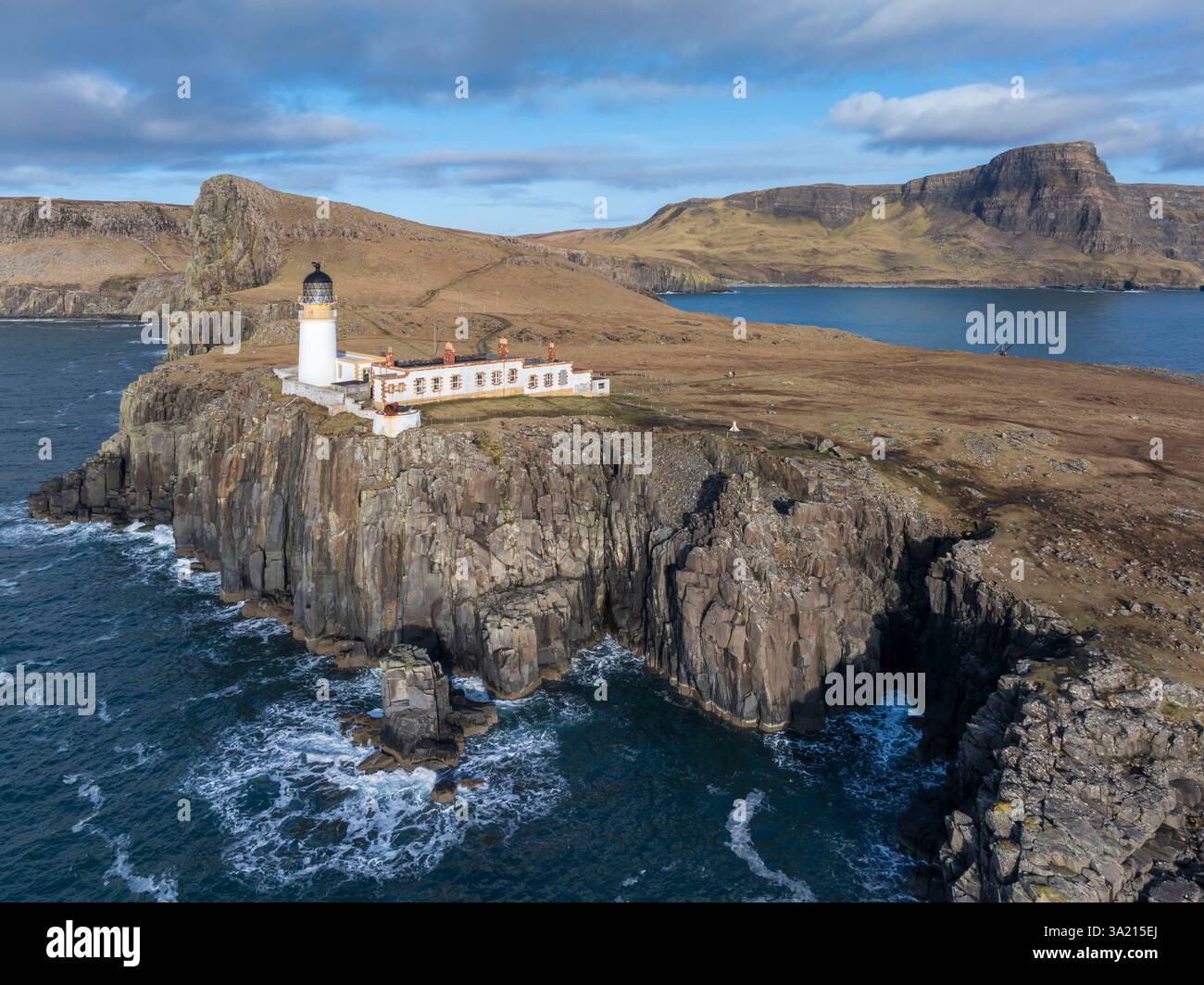 Vue aérienne du phare de Neist point sur l'île de Skye, en Écosse. Hiver (février) 2025. Banque D'Images