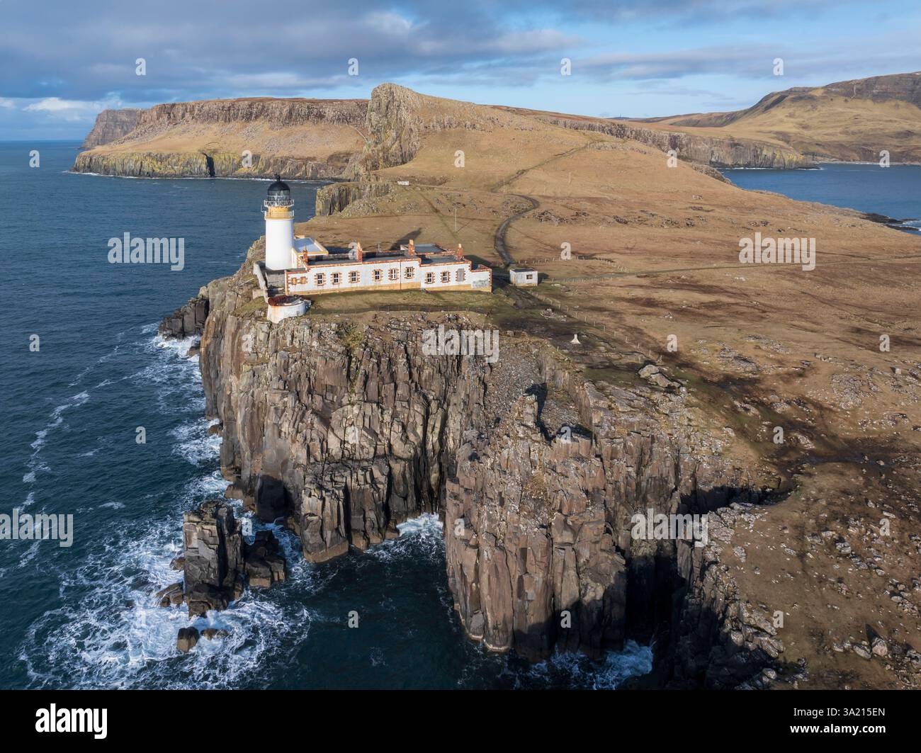 Vue aérienne du phare de Neist point sur l'île de Skye, en Écosse. Hiver (février) 2025. Banque D'Images