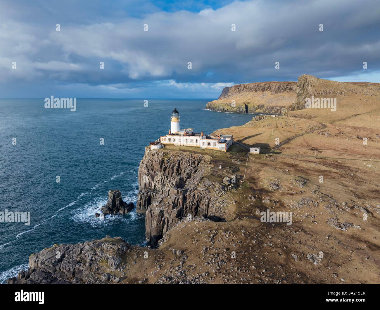 Vue aérienne du phare de Neist point sur l'île de Skye, en Écosse. Hiver (février) 2025. Banque D'Images