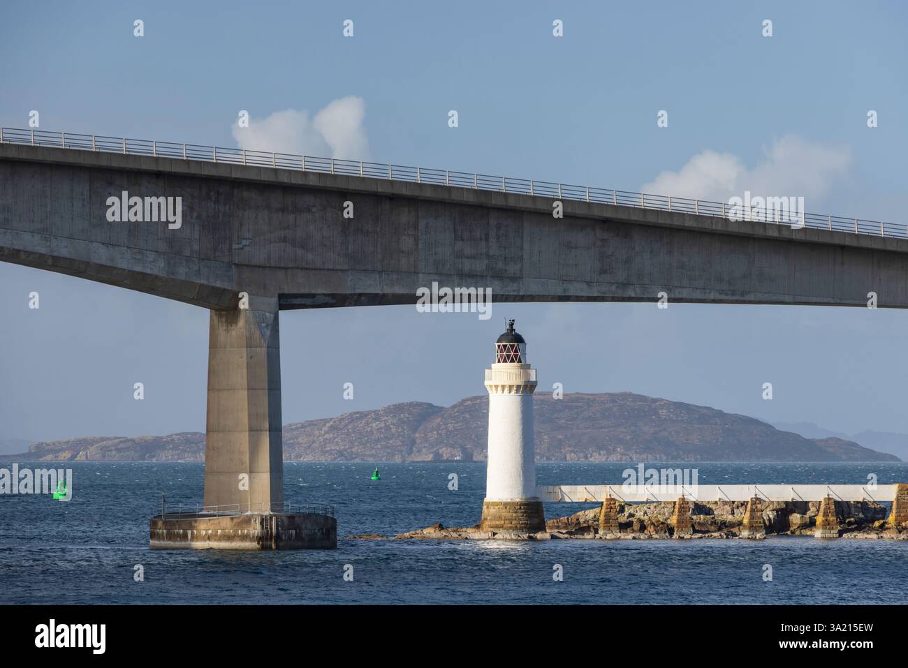 Phare d'Eilean Ban sous le pont de Skye, île de Skye, Écosse. Hiver (février) 2025. Banque D'Images