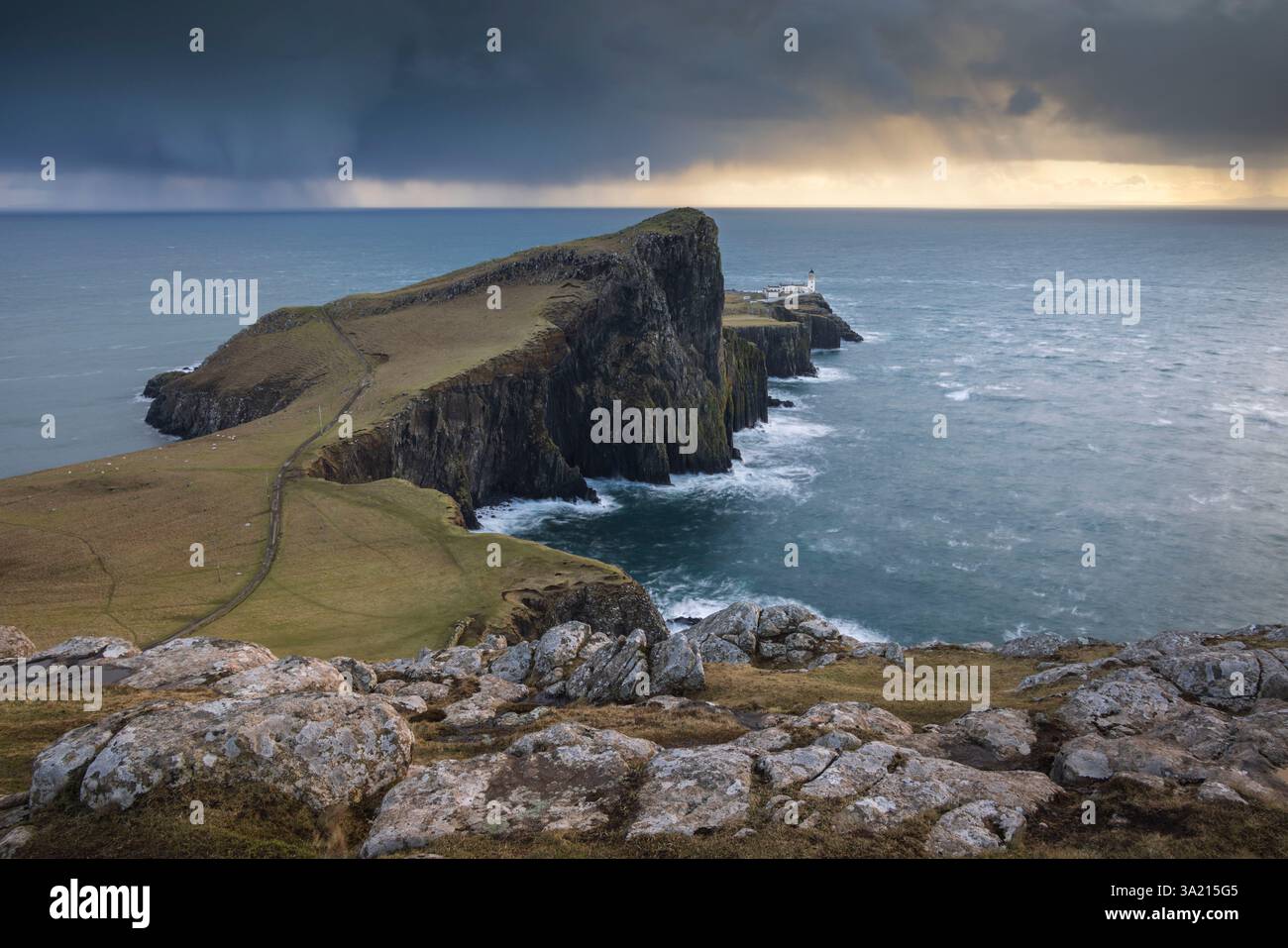 Phare de Neist point sur les falaises du point le plus occidental de l'île de Skye, en Écosse. Hiver (février) 2025. Banque D'Images
