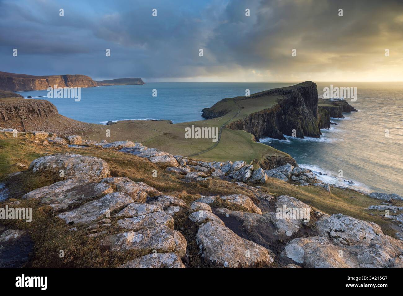 Phare de Neist point sur les falaises du point le plus occidental de l'île de Skye, en Écosse. Hiver (février) 2025. Banque D'Images