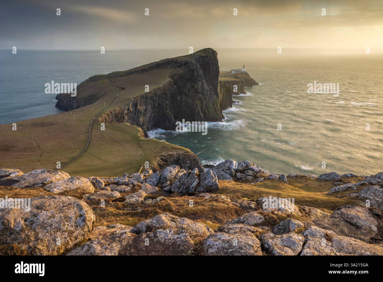 Phare de Neist point au coucher du soleil sur les falaises de l'île de Skye, en Écosse. Hiver (février) 2025. Banque D'Images