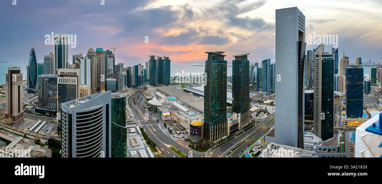 Vue aérienne panoramique de la baie ouest Doha centre financier du Qatar. Gratte-ciel de Doha Banque D'Images