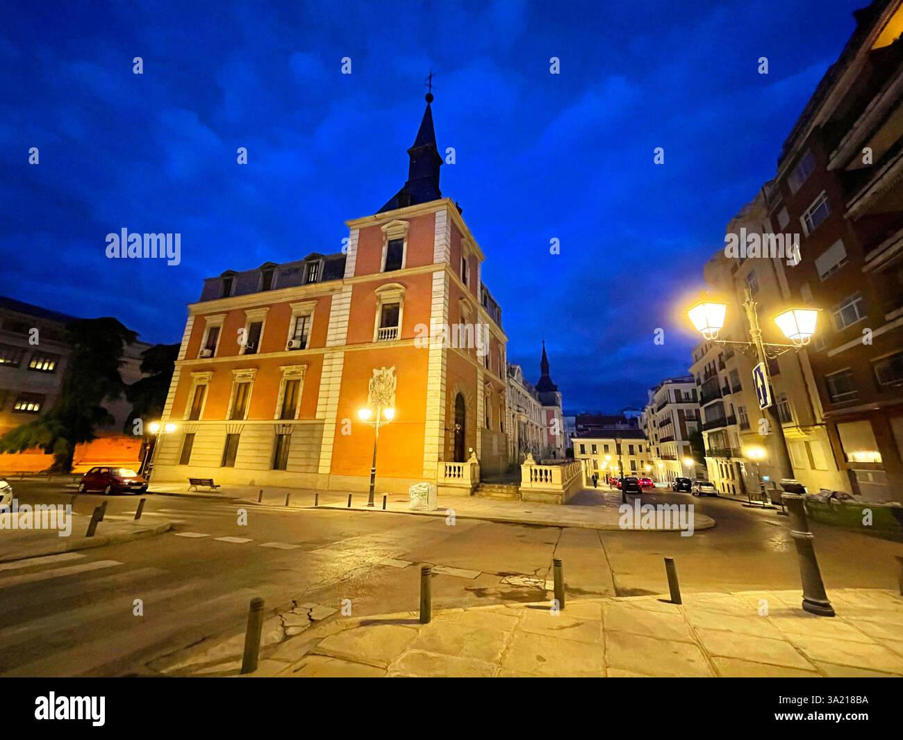 Musée de l'armée, vue de nuit. Madrid, Espagne. - Image de stock capturée avec un smartphone