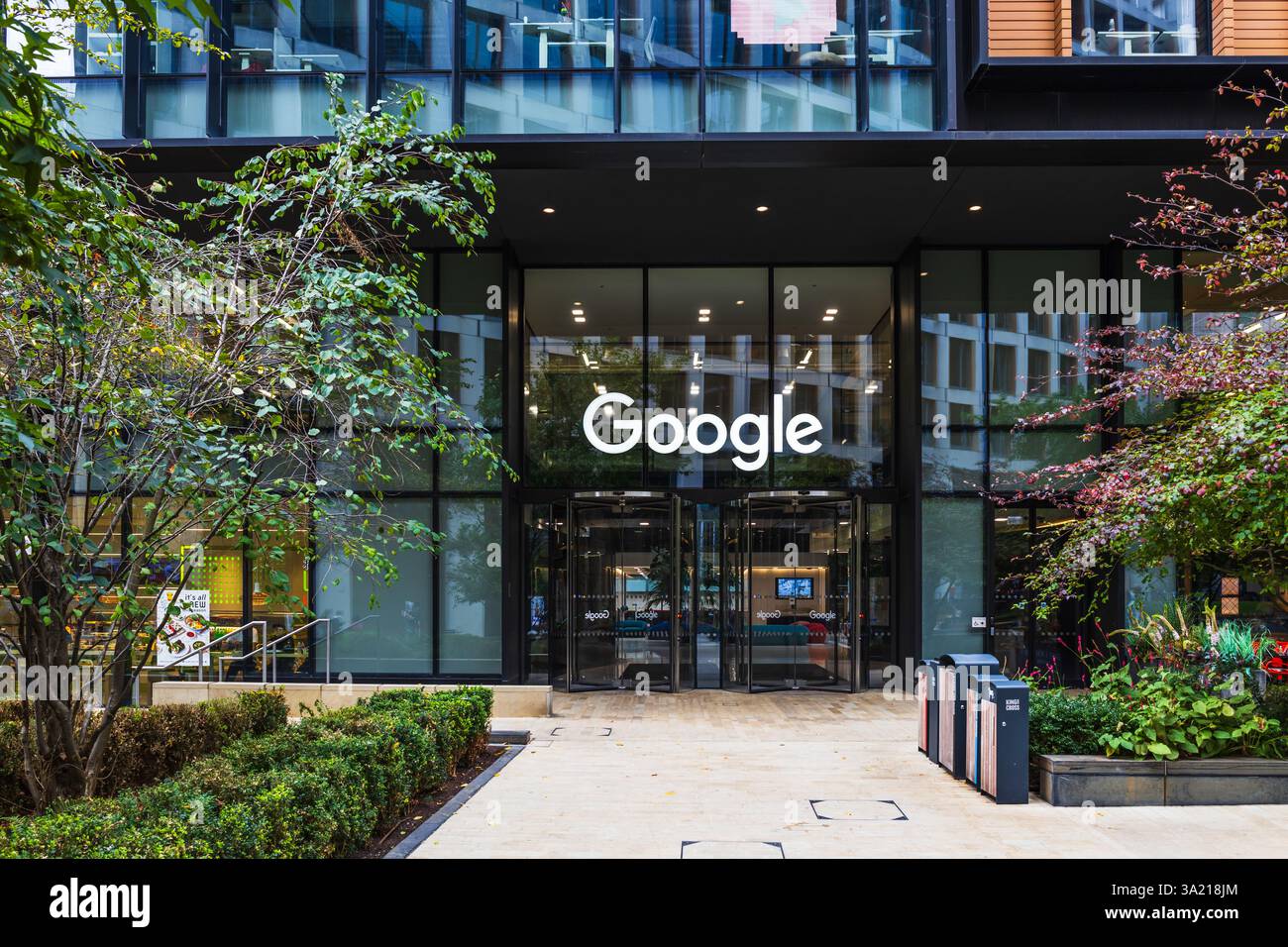 Entrée au siège social de Google à Londres à Pancras Square. Londres, Royaume-Uni, 1er octobre 2023 Banque D'Images