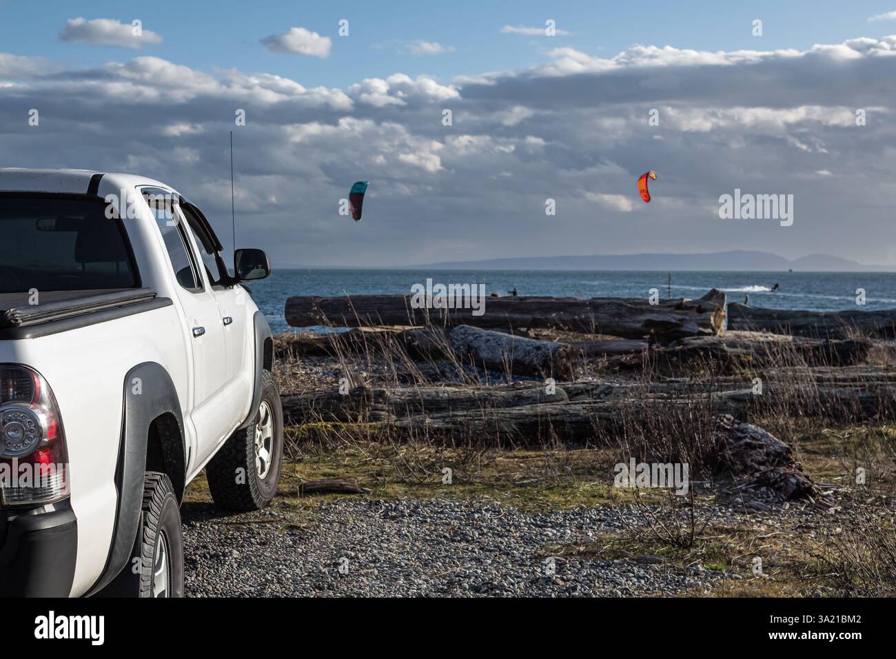 Vue latérale du camion tout-terrain 4x4 blanc pick-up dans la nature. Camionnette puissante sur le fond de la mer et du ciel nuageux. Photo de voyage, personne, copie s Banque D'Images Vue latérale du camion tout-terrain 4x4 blanc pick-up dans la nature. Camionnette puissante sur le fond de la mer et du ciel nuageux. Photo de voyage, personne, copie s Banque D'Images