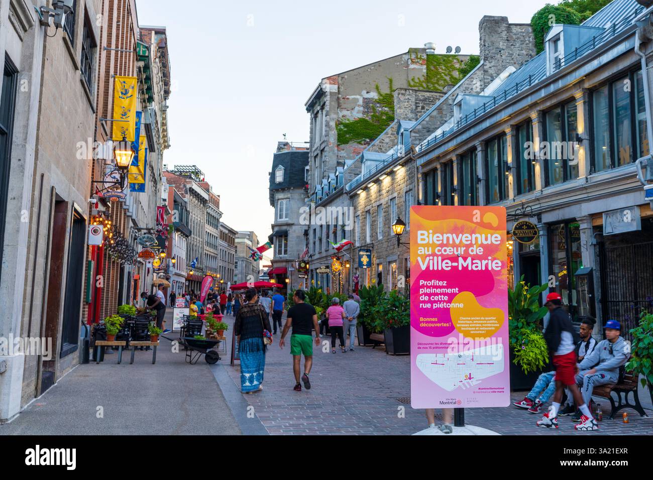 Montréal, Québec, Canada - 2 août 2021 : rue animée du Vieux-Montréal. Banque D'Images