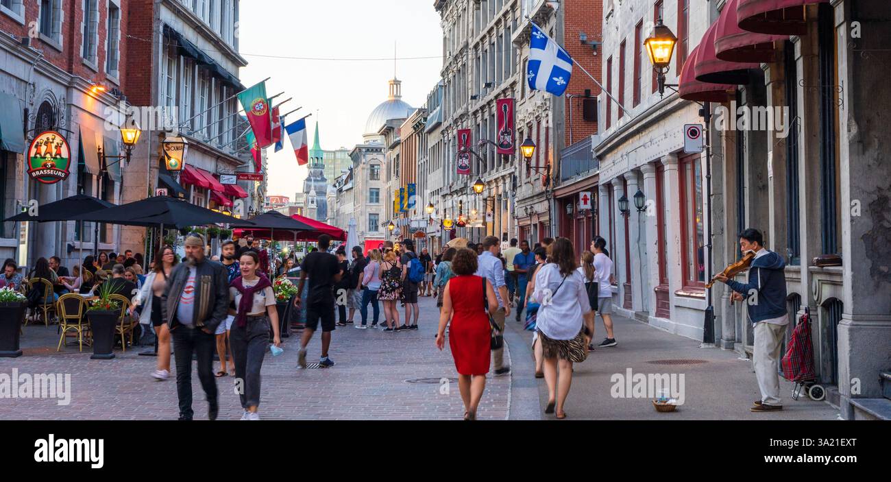 Montréal, Québec, Canada - 2 août 2021 : rue animée du Vieux-Montréal. Banque D'Images