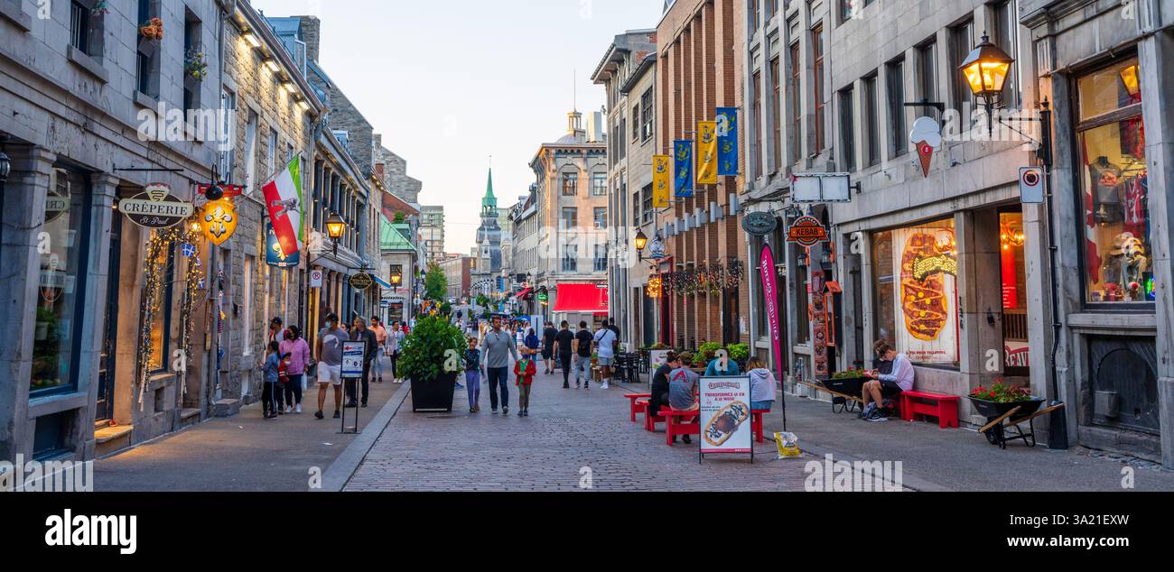 Montréal, Québec, Canada - 2 août 2021 : rue animée du Vieux-Montréal. Banque D'Images