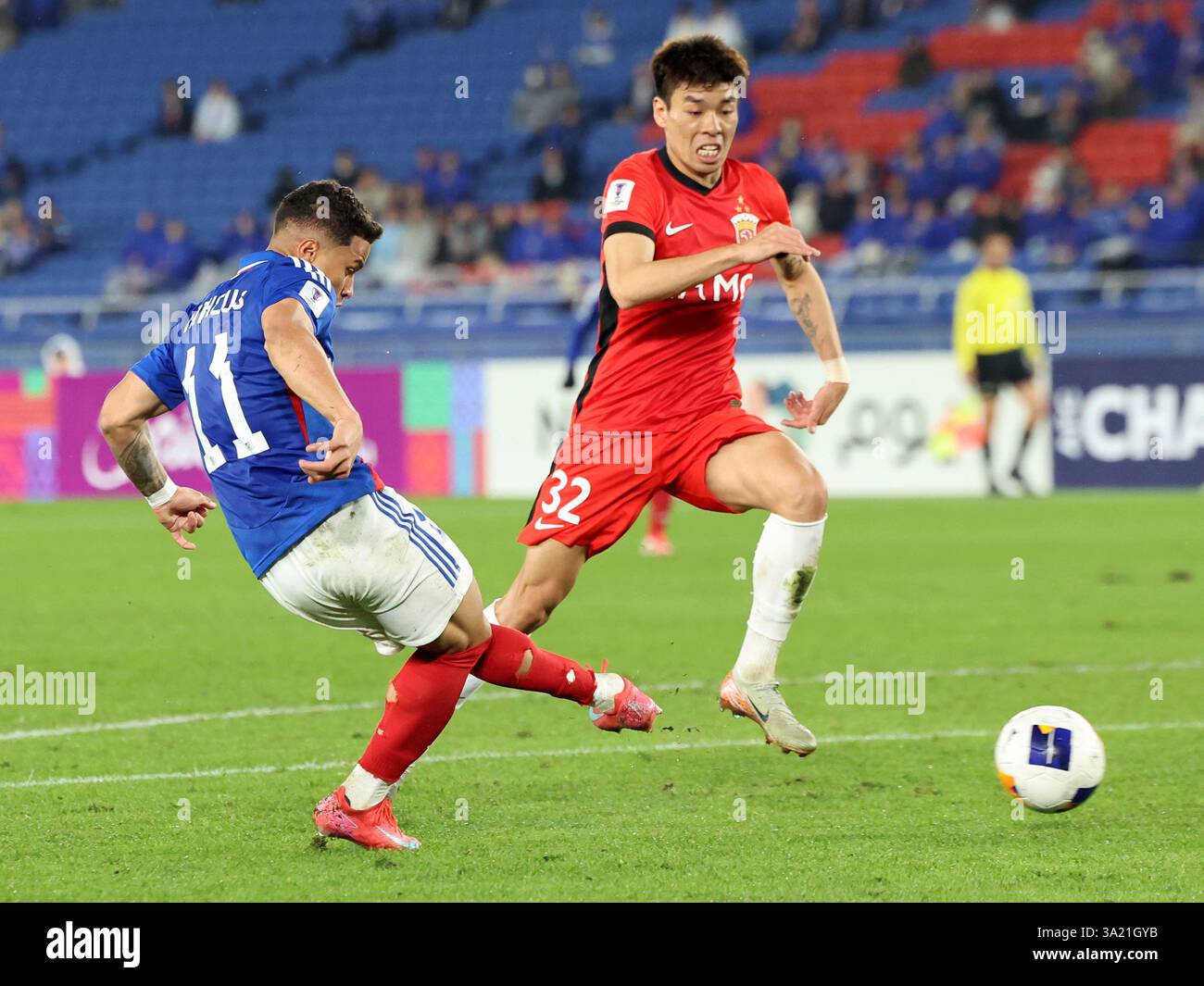 Yan Matheus Santos Souza of Yokohama F. Marinos scores in the first half of ACL Champions League Elite(ACLE)against Shanghai Port Football Club at International Stadium Yokohama in Yokohama City, Kanagawa Prefecture on March 11, 2025. ( The Yomiuri Shimbun via AP Images ) Banque D'Images