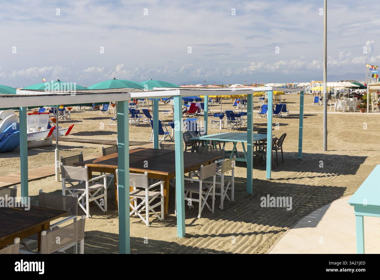 Un motif coloré de parasols, de teintes et de sièges sur la plage de la station balnéaire de Viareggia, province de Lucques, Toscane, Italie, Europe Banque D'Images