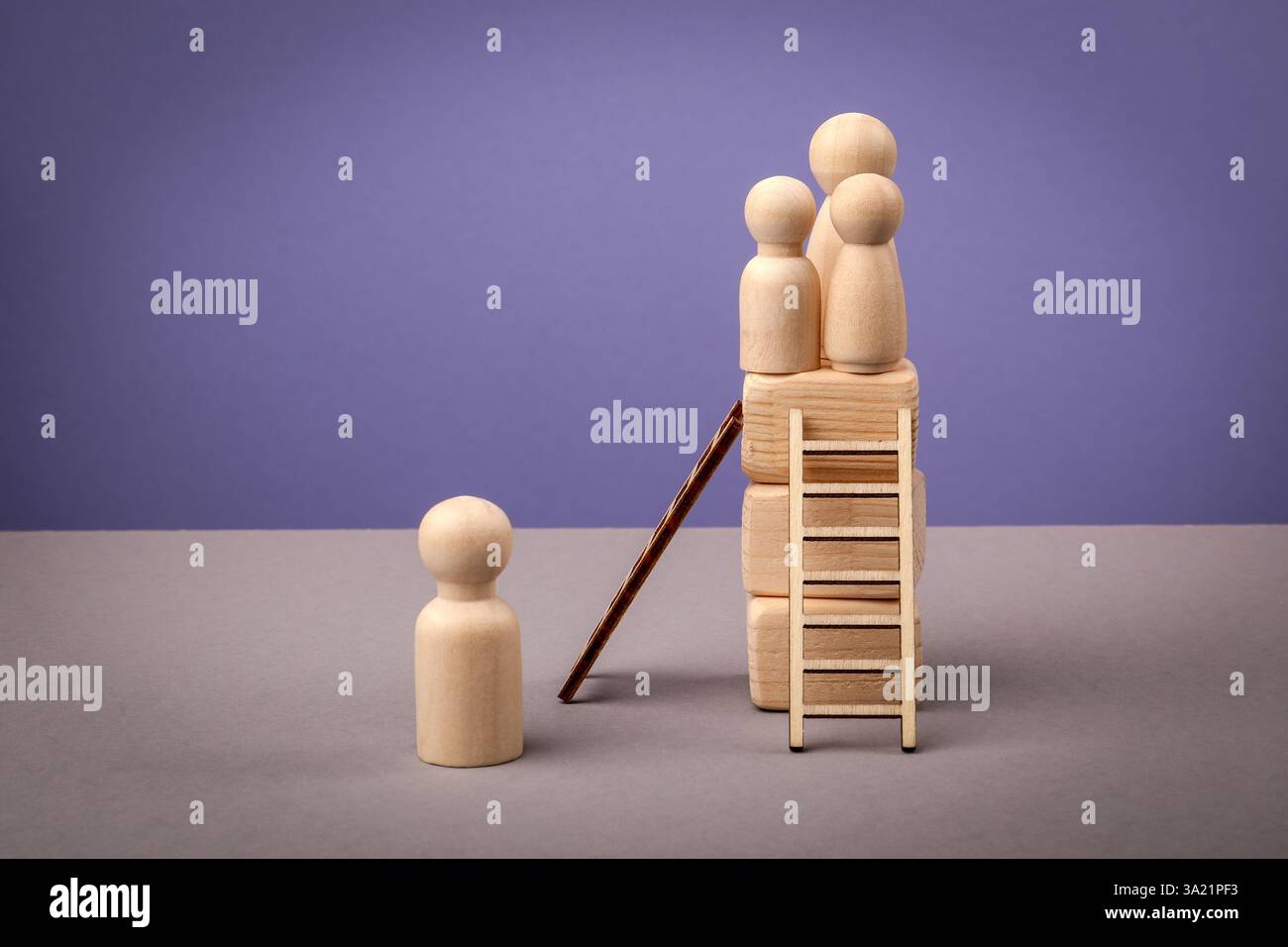 Figures en bois de personnes sur un fond clair. Concept de divorce familial. Banque D'Images