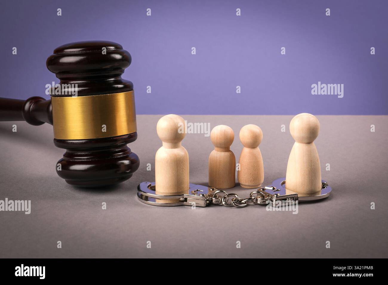 Figures humaines en bois sur une table grise. Concept de divorce et de conflit de garde d'enfants. Banque D'Images