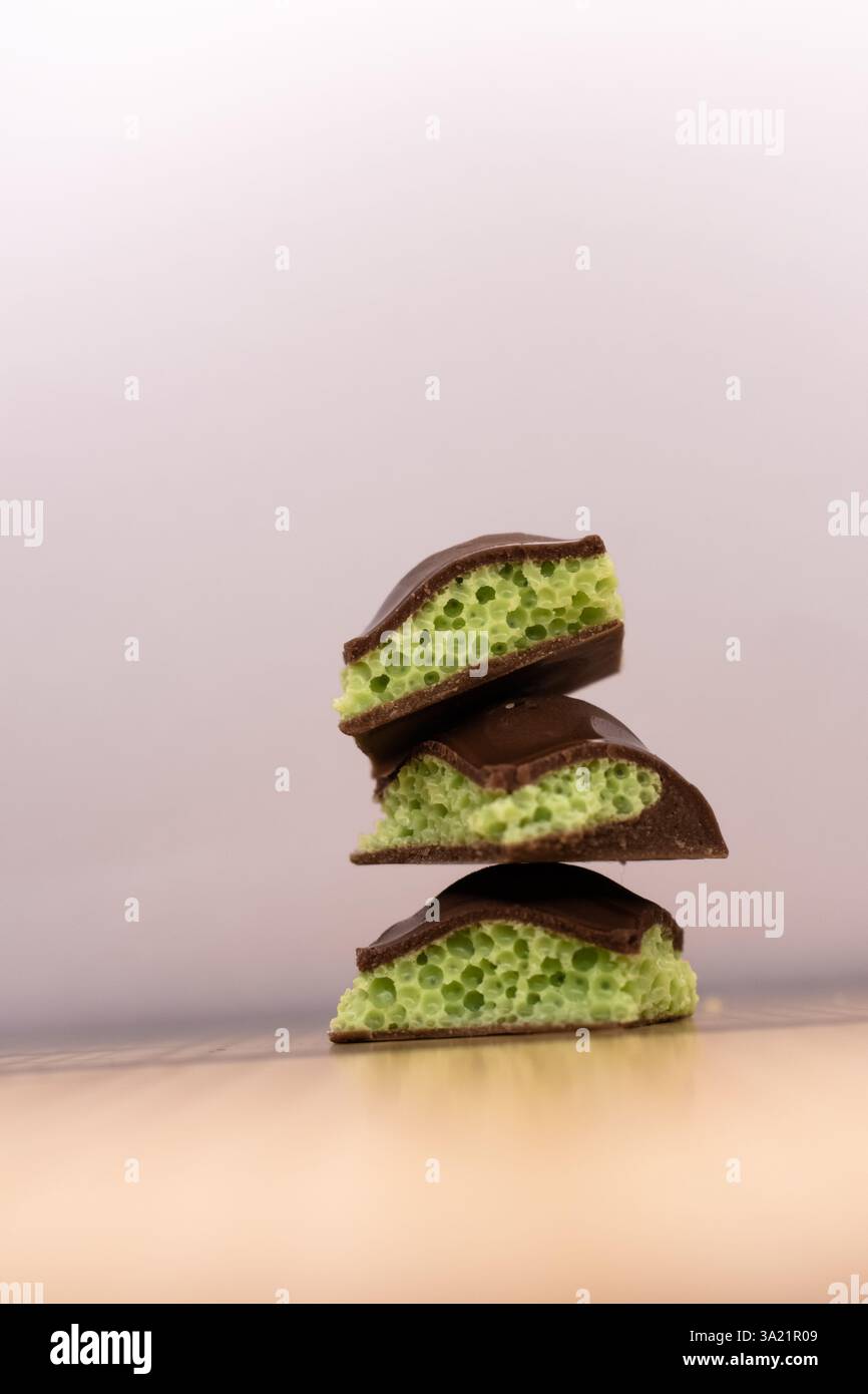 Une pile de morceaux de chocolat avec fond lumineux, photographie de nourriture abstraite Banque D'Images