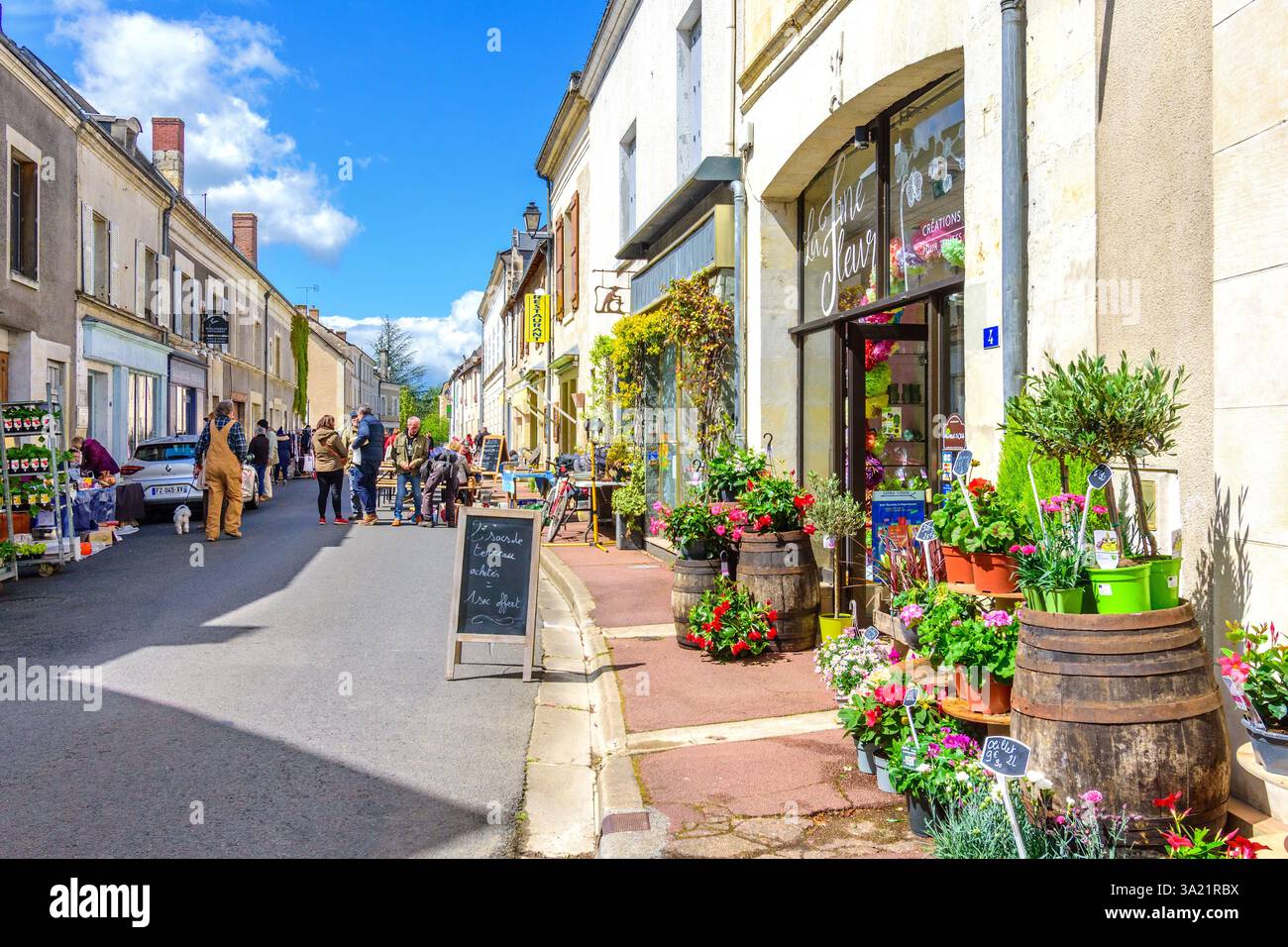 Une rue fermée au Grand-Pressigny pour une brocante le dimanche ou une vente de coffre de voiture - Indre-et-Loire (37), France. Banque D'Images