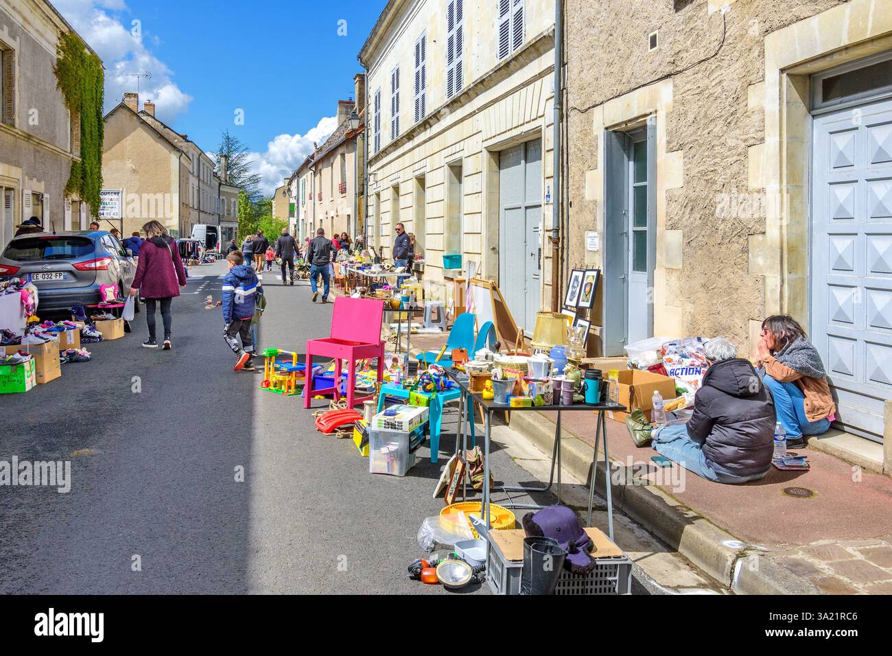 Une rue fermée au Grand-Pressigny pour une brocante le dimanche ou une vente de coffre de voiture - Indre-et-Loire (37), France. Banque D'Images