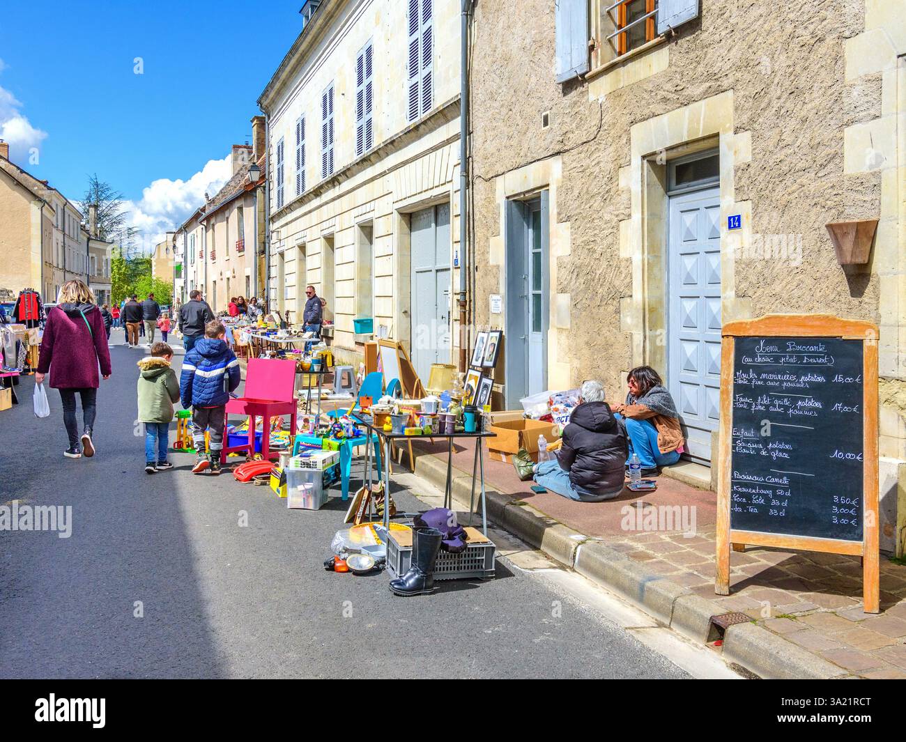 Une rue fermée au Grand-Pressigny pour une brocante le dimanche ou une vente de coffre de voiture - Indre-et-Loire (37), France. Banque D'Images