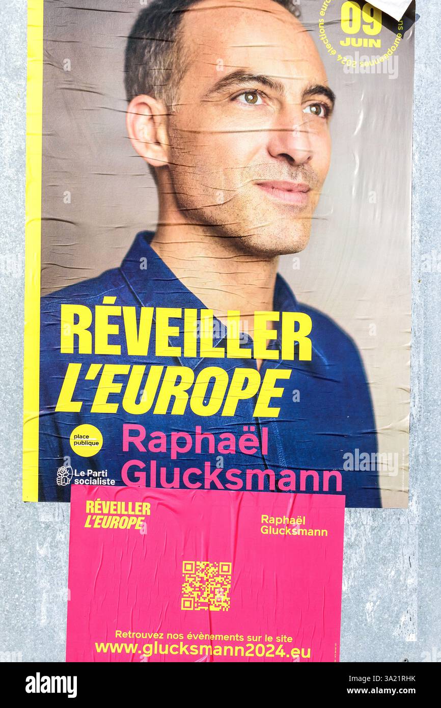 9 juin 2024 affiche électorale du Parlement européen pour le candidat français Raphael Glucksmann et le parti socialiste « réveille-toi l'Europe ». Banque D'Images