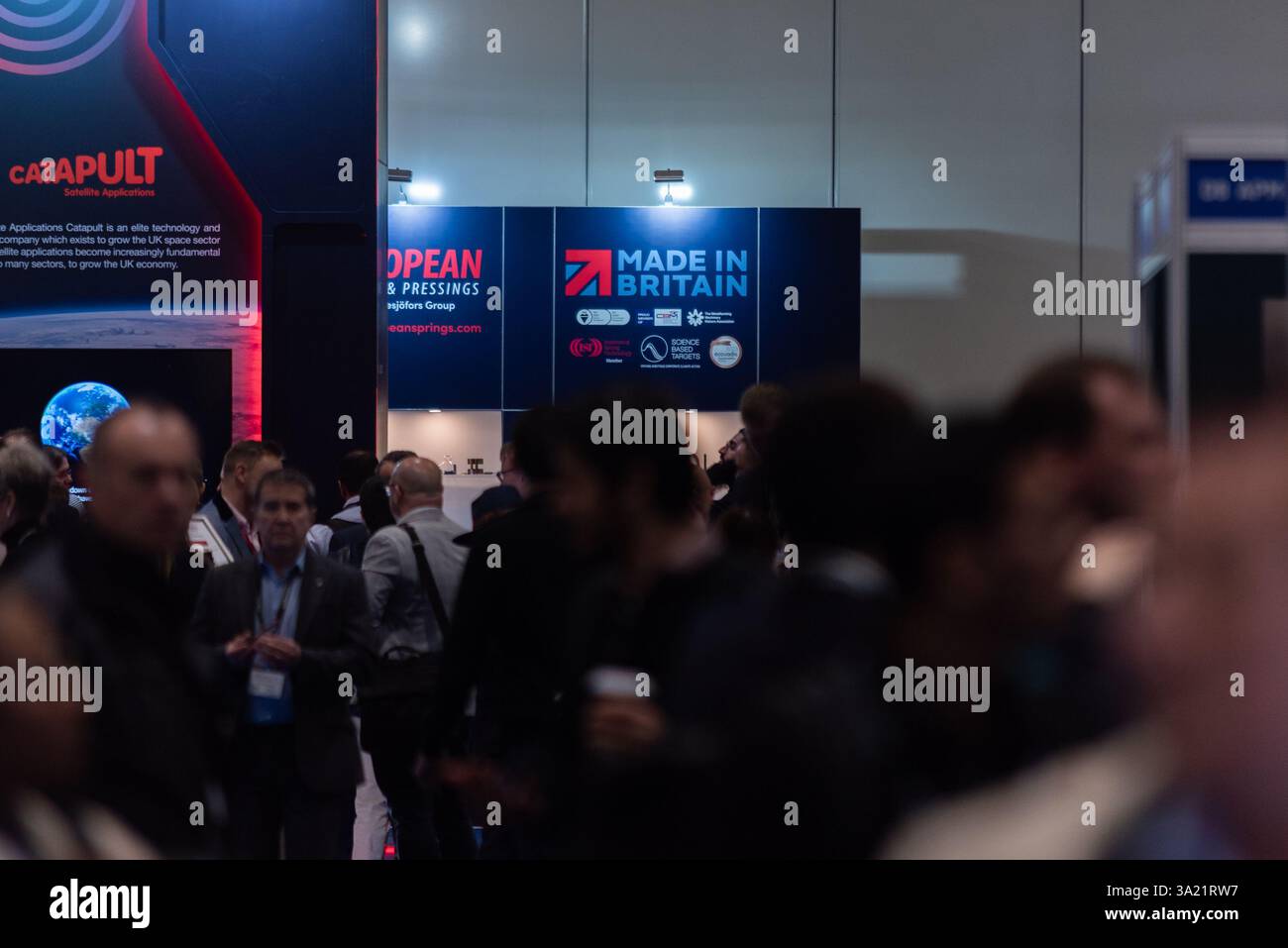Excel London, Newham, Londres, Royaume-Uni. 11 mars 2025. Plus de 200 exposants exposent leurs produits liés à l'espace lors de l'événement avec plus de 150 conférenciers mondiaux qui prennent la parole pour discuter de l'avenir de l'industrie. Le Royaume-Uni vise à conquérir 10 % du marché spatial mondial d'ici 2030, avec un objectif de chiffre d'affaires annuel de 40 milliards de livres sterling Banque D'Images