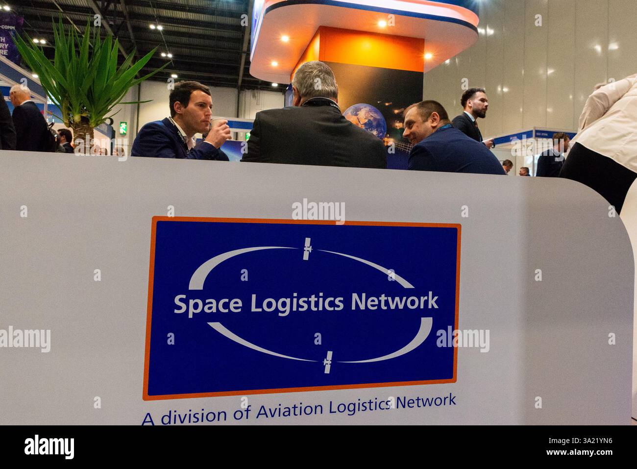 Excel London, Newham, Londres, Royaume-Uni. 11 mars 2025. Plus de 200 exposants exposent leurs produits liés à l'espace lors de l'événement avec plus de 150 conférenciers mondiaux qui prennent la parole pour discuter de l'avenir de l'industrie. Le Royaume-Uni vise à conquérir 10 % du marché spatial mondial d'ici 2030, avec un objectif de chiffre d'affaires annuel de 40 milliards de livres sterling Banque D'Images