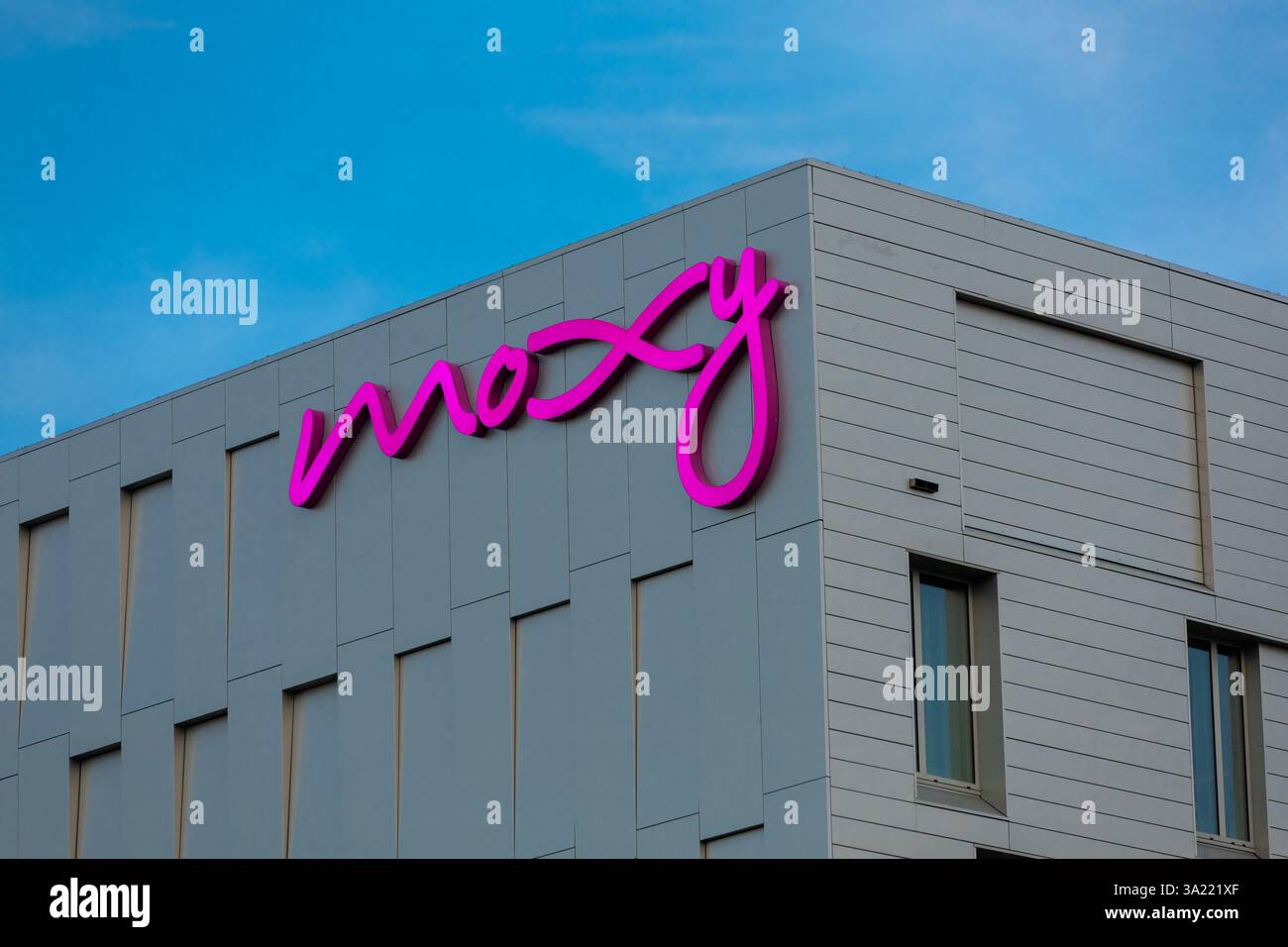Logo Moxy signe, Moxy est une marque hôtelière ludique, abordable et élégante conçue pour offrir aux clients tout ce qu'ils veulent. Banque D'Images Logo Moxy signe, Moxy est une marque hôtelière ludique, abordable et élégante conçue pour offrir aux clients tout ce qu'ils veulent. Banque D'Images