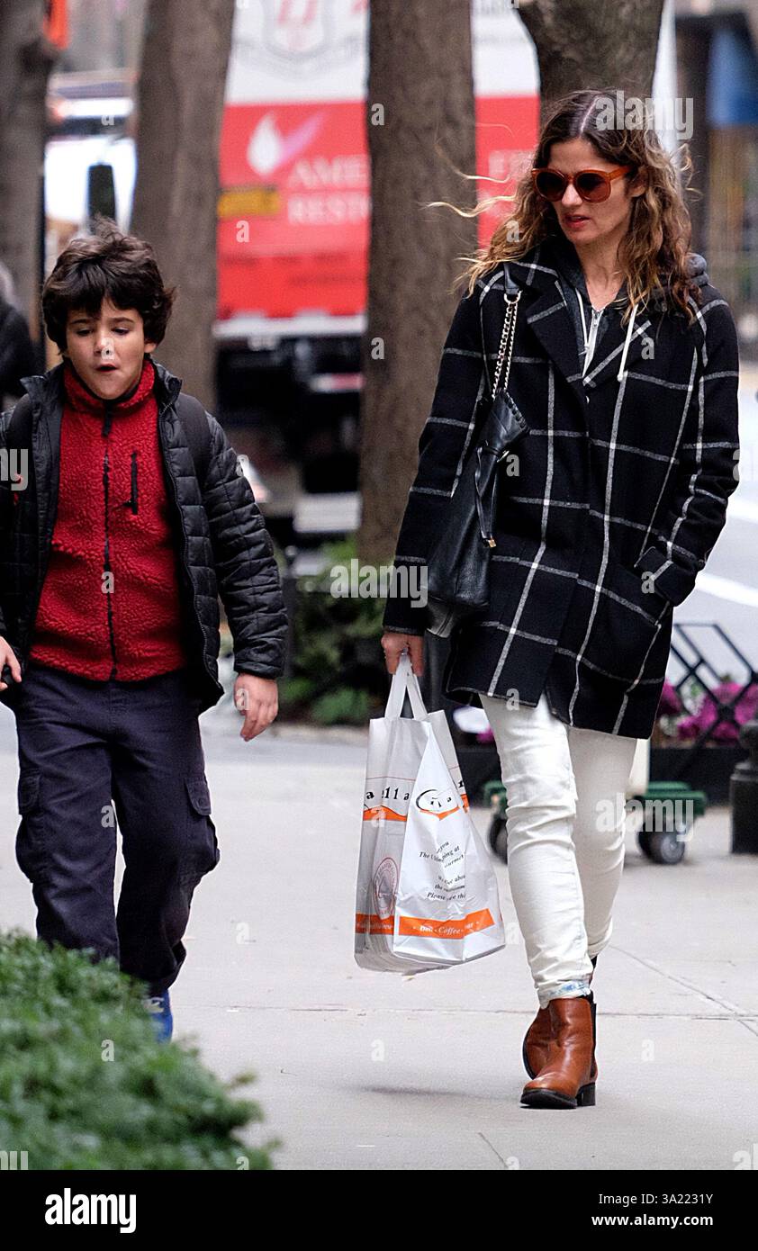 Jill Hennessy marche avec son fils Marco Mastropietro le 21 décembre 2015 à New York Banque D'Images