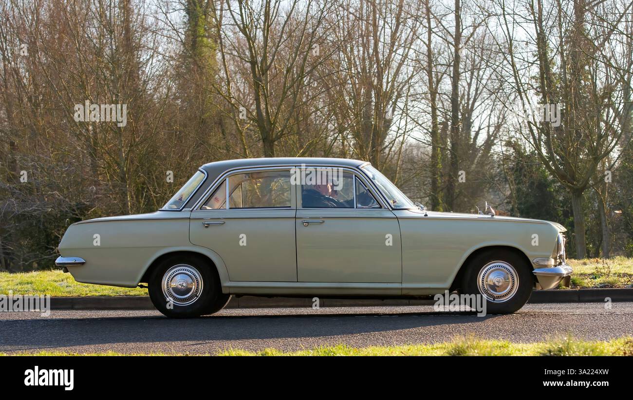 Stony Stratford, UK - Mar. 2nd 2025 : 1963 Vauxhall Cresta voiture classique conduisant sur une route britannique. Banque D'Images