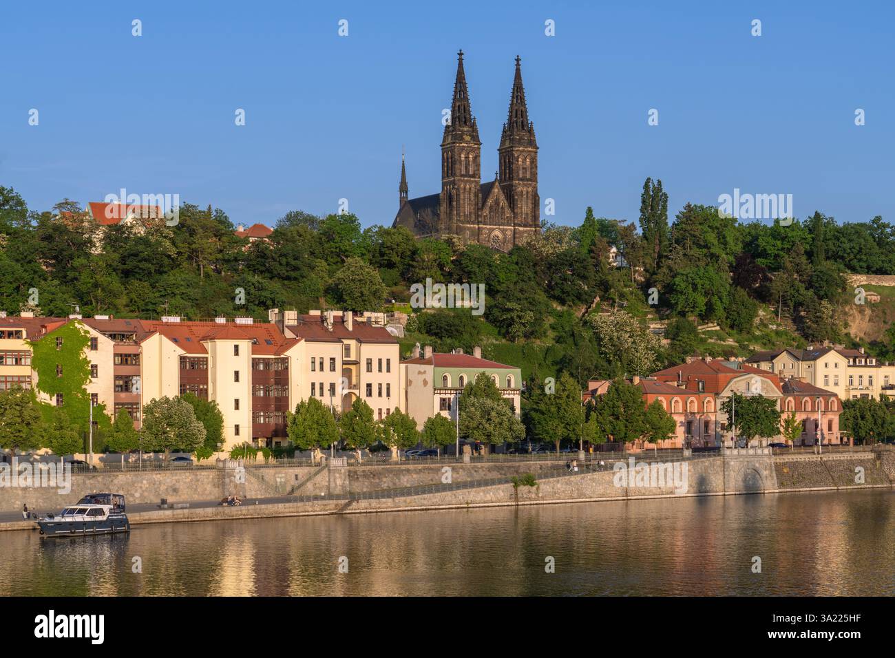 Vue de la basilique des produits Pierre et composé Paul Cathédrale au château de Vysehrad, un monument historique le long de la rivière Vltava le 12 mai 2024 à Prague, CZ Banque D'Images