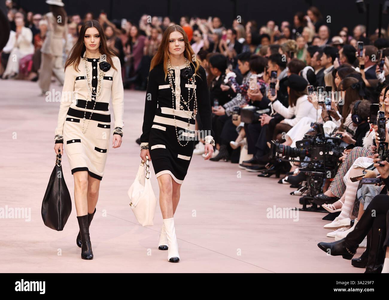 Paris, France. 11 mars 2025. Les mannequins présentent les créations des collections prêt-à-porter automne/hiver 2025-2026 de la maison de couture française Chanel lors de la Fashion week de Paris, à Paris, France, le 11 mars 2025. Crédit : Gao Jing/Xinhua/Alamy Live News Banque D'Images