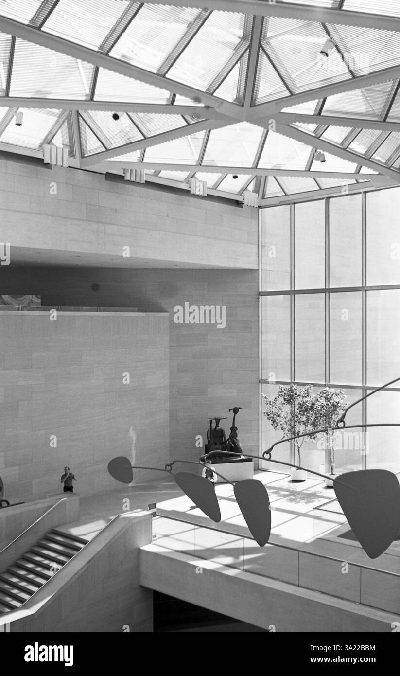 National Gallery à Washington D.C. East Building conçu par l'architecte renommé I.M. Pei et ouvert en juin 1978. Des photos prises en mai 1984 montrent mobile par Calder et Max Ernst sculpture en bronze Capricorne. Tourné sur film ORWO NP 15 à grain fin. Banque D'Images
