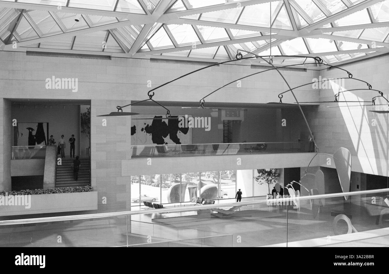 Hall principal de la National Gallery à Washington D.C. East Building tourné sur un film négatif noir et blanc à grain fin. Bâtiment conçu par le célèbre architecte I.M. Pei a ouvert ses portes en juin 1978. Mobile de Calder, et sculpture de Henry Moore à l'extérieur du bâtiment. Fauteuils conçus par Ludwig Mies van der Rohe. Photos prises en mai 1984. Banque D'Images
