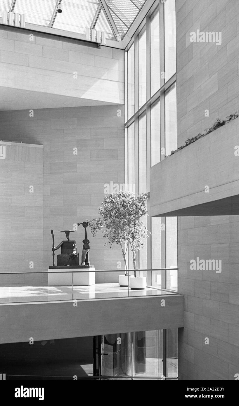 La sculpture en bronze Capricorne de Max Ernst à l'intérieur de la National Gallery à Washington D.C. East Building, conçu par l'architecte renommé I.M. Pei Building, a été ouvert en juin 1978. Photos prises sur un film noir et blanc à grain fin en mai 1984. Banque D'Images