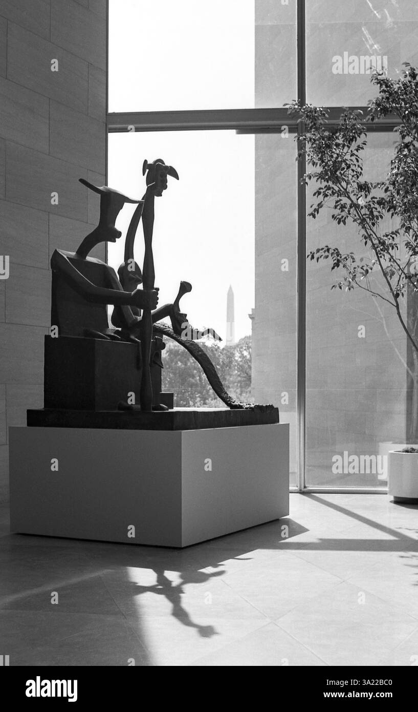 La sculpture en bronze Capricorne de Max Ernst à l'intérieur de la National Gallery à Washington D.C. le bâtiment East conçu par le célèbre architecte I.M. Pei Building a été ouvert en juin 1978. Photos prises sur un film noir et blanc à grain fin en mai 1984. Banque D'Images