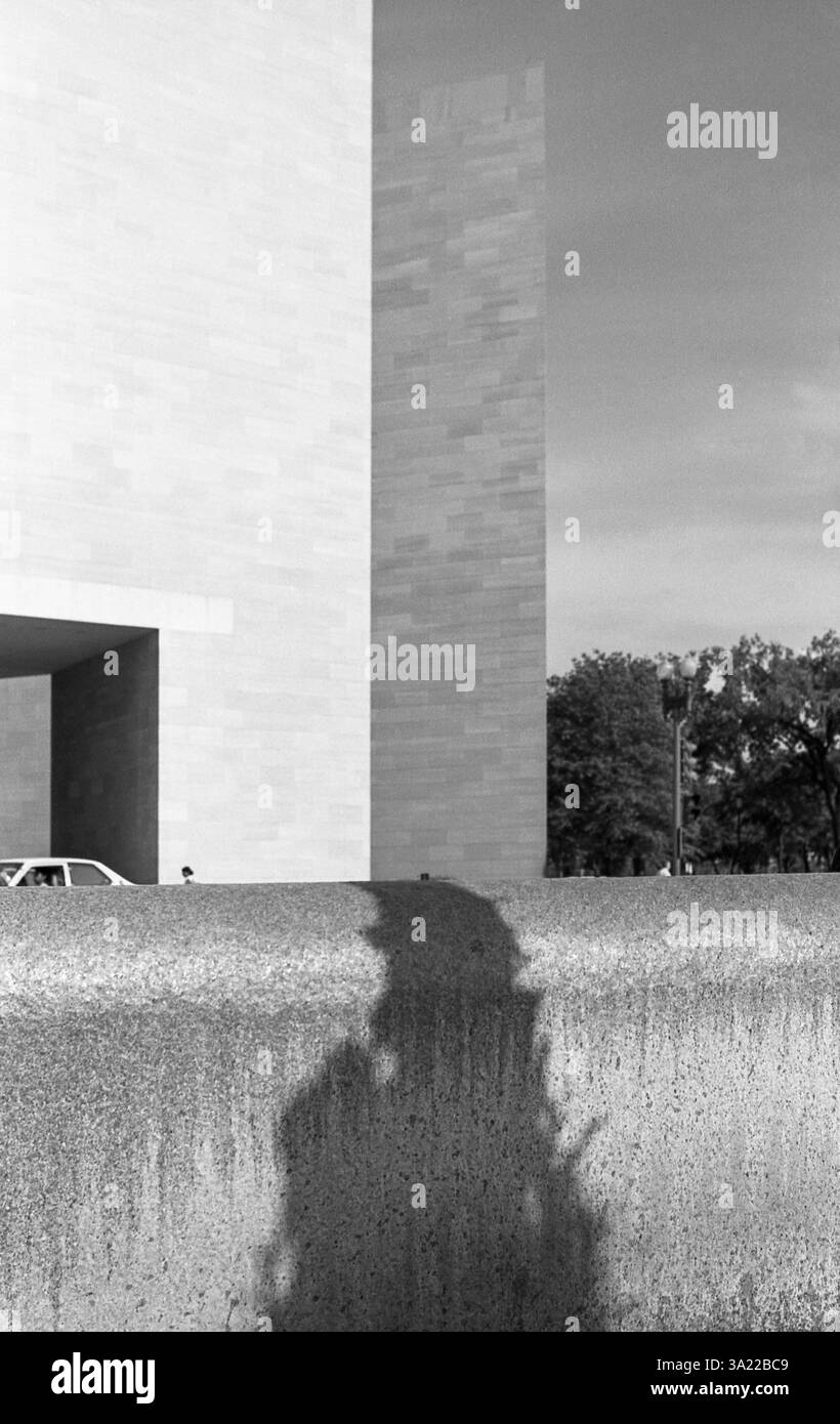National Gallery à Washington D.C. East Building conçu par le célèbre architecte I.M. Pei et ouvert en juin 1978. Angle sud-ouest pointu caractéristique tourné sur film noir et blanc à grain fin en mai 1984. Fontaine à l'avant avec l'eau jetant l'ombre irrégulière. Banque D'Images