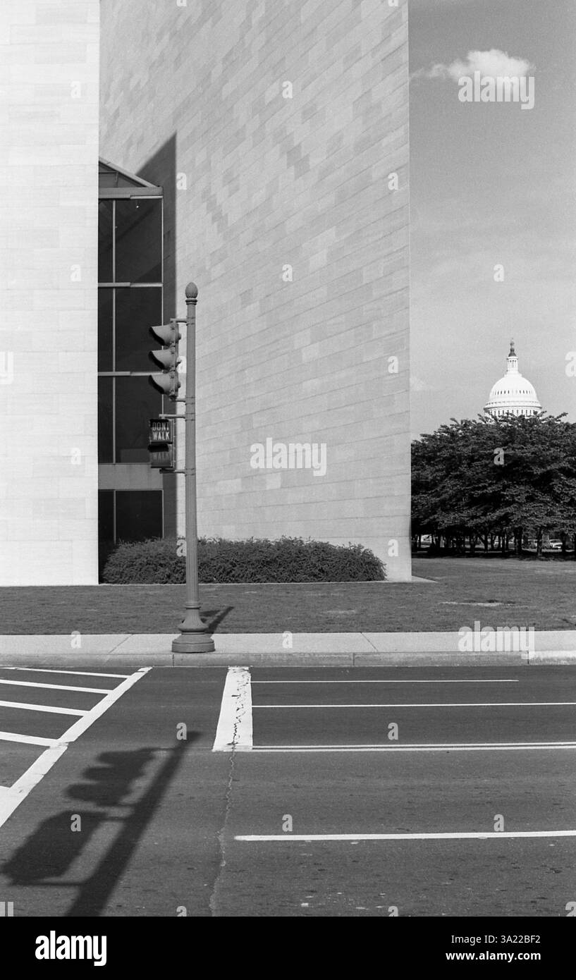 National Gallery à Washington D.C. East Building conçu par le célèbre architecte I.M. Pei et ouvert en juin 1978. Feux de circulation juste en face. Angle sud-ouest pointu caractéristique tourné sur film noir et blanc à grain fin en mai 1984. Banque D'Images