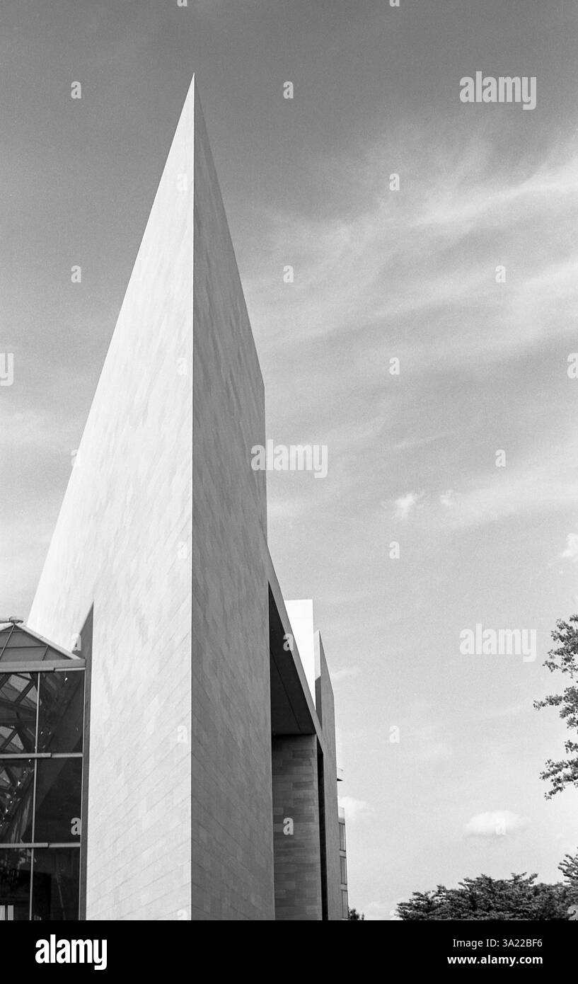 National Gallery à Washington D.C. East Building conçu par le célèbre architecte I.M. Pei et ouvert en juin 1978. Angle sud-ouest pointu caractéristique tourné sur film noir et blanc à grain fin en mai 1984. Ciel légèrement nuageux en arrière-plan. Banque D'Images